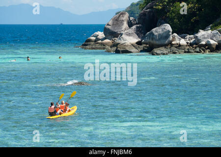 Famille avec deux enfants kayak en mer Andaman, Ko Lipe, Thaïlande Banque D'Images