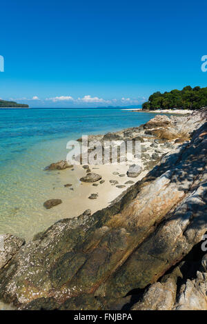 Plage de rochers et de paysage entre Ko Lipe et Ko Adang, Thaïlande Banque D'Images