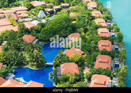 Vue aérienne de villas de luxe sur l'île de Sentosa, Singapour Banque D'Images