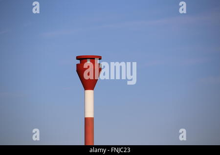 Rayé rouge et blanc moderne phare sur ciel bleu à Rostock, Mecklenburg-Vorpommern, Allemagne Banque D'Images