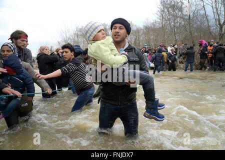 Idomeni, Grèce. 14 mars, 2016. Des milliers de migrants bloqués dans le camp d'Idomeni décident de franchir la frontière macédonienne à la fin du grillage,marcher pendant des heures et traverser la rivière avec de l'eau très froide aidé par des bénévoles.Trois réfugiés noyés traversant la rivière.Des dizaines de journalistes et des volontaires arrêté par la police macédonienne dans l'après-midi pour entrée illégale. Crédit photo : Danilo Balducci/Sintesi/Alamy Live News Banque D'Images