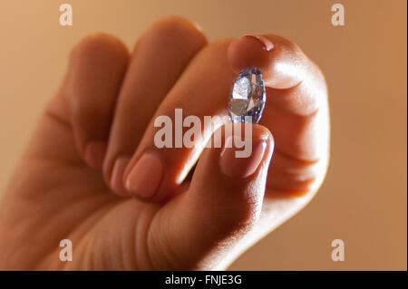 Londres, Royaume-Uni. 15 mars 2016. Le 'De Beers Millénaire Jewel 4', une rare et superbe fantaisie impeccable à l'ovale bleu vif pesant 10,10 carats de diamants s'affiche chez Sotheby's à New Bond Street en amont de sa vente aux enchères à Hong Kong le 5 avril. C'est le plus grand diamant bleu vif fantaisie ovale jamais d'apparaître à l'enchère (est. HK$235 - 280 millions / US$30 - 35 millions de dollars) et est la seule pierre de forme ovale, parmi les douze diamants rares - onze bleu et un gaz incolore - qui forment la célèbre collection de bijoux De Beers millénaire. Crédit : Stephen Chung/Alamy Live News Banque D'Images