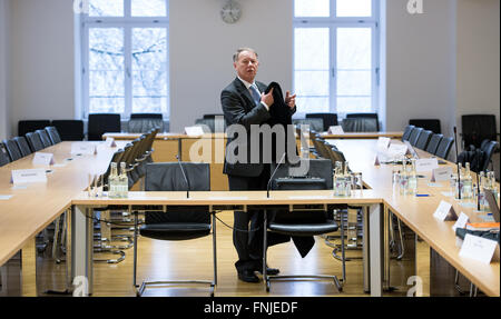 Ancien président de la police d'état Waldemar Kindler arrive comme un témoin à une session de la 'Travail' d'investigation dans le Landtag de Bavière à Munich, Allemagne, 15 mars 2016. Le comité d'enquête est de déterminer si l'influence politique a empêché les enquêtes sur des milliers de médecins en 2008. PHOTO : SVEN HOPPE/DPA Banque D'Images