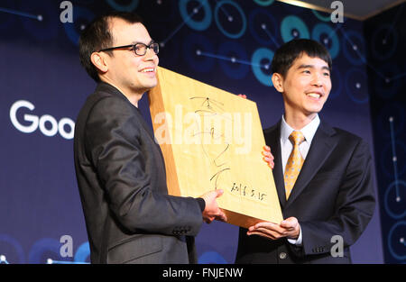 Séoul, Corée du Sud. Mar 15, 2016. Joueur de go professionnel sud-coréen Lee Sedol (R) présente le rendez-vous de jeu avec sa signature à Demis Hassabis, le PDG de Google à Londres société DeepMind IA au cours d'une conférence de presse après avoir terminé le match final de la Google DeepMind défi contre Google's intelligence artificielle, programme AlphaGo, à Séoul, Corée du Sud, le 15 mars 2016. Google's Rendez-playing computer programme De nouveau défait son adversaire dans un match de finale mardi que scellé son victoire 4-1. © Yao Sailawei Holiday/Xinhua/Alamy Live News Banque D'Images