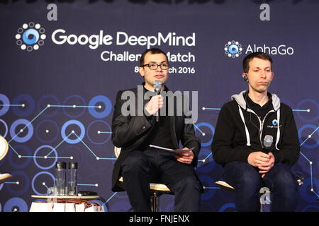 Séoul, Corée du Sud. Mar 15, 2016. Demis Hassabis(L), le PDG de Google à Londres société DeepMind IA répond aux questions lors d'une conférence de presse de la Corée du Sud après joueur de go professionnel Lee Sedol a terminé le match final de la Google DeepMind défi contre Google's intelligence artificielle, programme AlphaGo, à Séoul, Corée du Sud, le 15 mars 2016. Google's Rendez-playing computer programme De nouveau défait son adversaire dans un match de finale mardi que scellé son victoire 4-1. © Yao Sailawei Holiday/Xinhua/Alamy Live News Banque D'Images