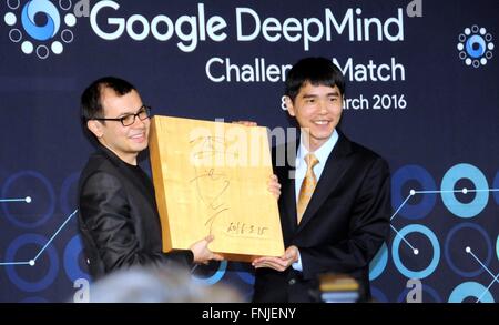 Séoul, Corée du Sud. Mar 15, 2016. Joueur de go professionnel sud-coréen Lee Sedol (R) présente le rendez-vous de jeu avec sa signature à Demis Hassabis, le PDG de Google à Londres société DeepMind IA au cours d'une conférence de presse après avoir terminé le match final de la Google DeepMind défi contre Google's intelligence artificielle, programme AlphaGo, à Séoul, Corée du Sud, le 15 mars 2016. Google's Rendez-playing computer programme De nouveau défait son adversaire dans un match de finale mardi que scellé son victoire 4-1. © Piste Ye/Xinhua/Alamy Live News Banque D'Images