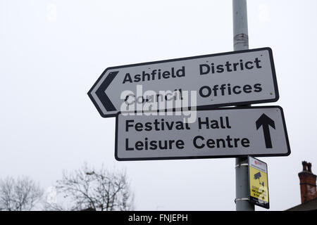 Kirby-In-Ashfield, Dorset, UK. 15 mars, 2016. Après la chaude journée ensoleillée d'hier bruine humide retour du beau temps. Les gens à pied passé Kirkby salle des fêtes où le comédien bleu roy'Chubby' Brown était dû à effectuer, c'est jusqu'à Ashfield District Council lui a interdit à partir du centre. Des centaines de personnes ont signé des pétitions en faveur d'une interdiction d'être renversée . Crédit : Ian Francis/Alamy Live News Banque D'Images