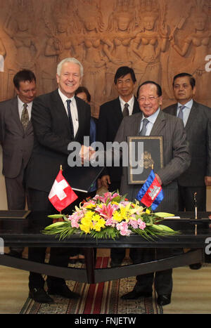 Phnom Penh, Cambodge. Mar 15, 2016. Vice-Premier ministre cambodgien et Ministre des affaires étrangères Hor Namhong (R, avant), serre la main avec l'Ambassadeur Suisse au Cambodge Ivo Sieber (L, à l'avant) au cours d'une cérémonie de signature à Phnom Penh, au Cambodge, le 15 mars 2016. Le Cambodge et la Suisse ont signé un accord de coopération le mardi, en vertu de laquelle la Suisse va fournir une assistance technique, la coopération financière et économique ainsi que l'aide humanitaire au Cambodge, ont dit. Credit : Sovannara/Xinhua/Alamy Live News Banque D'Images