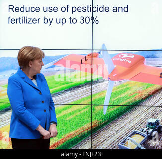 Hanovre, Allemagne. Mar 15, 2016. La chancelière allemande Angela Merkel observe une présentation d'un drone par Wingtra société basé en Suisse au cours de sa visite à l'occasion du CeBIT 2016 à Hanovre, en Allemagne centrale, le 15 mars 2016. La Suisse est le pays partenaire de la CeBIT 2016. Credit : Luo Huanhuan/Xinhua/Alamy Live News Banque D'Images