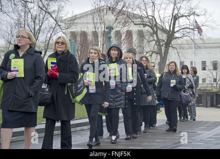 Washington DC, USA. 15 mars, 2016. Dans le cadre d'une action organisée par le Conseil national des femmes juives (NCJW), près de 400 femmes marchaient en procession silencieuse de la Cour suprême des États-Unis pour la capitale américaine, en gardant des copies de la Constitution des États-Unis et des messages personnels à être livré au sénateur Chuck Grassley (R-IA), Président de la Commission Judiciaire du Sénat. La manifestation est venue en réponse à des républicains du Sénat refus déclaré ne pas considérer tout candidat dont le Président a présenté, au crédit : ZUMA Press, Inc./Alamy Live News Banque D'Images