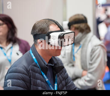 Londres, Royaume-Uni 15 mars 2016, technologie portable show, syndicat tente sur un casque vr Banque D'Images