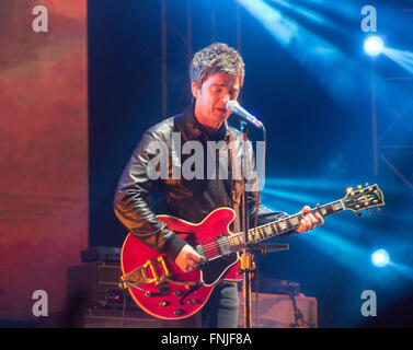 Bogota, Colombie. Mar 11, 2016. Noel Gallagher au cours de la deuxième journée de la fête de la musique à pique-nique Estereo à Bogotá, Colombie. © Daniel Garzón Herazo/Pacific Press/Alamy Live News Banque D'Images