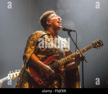 Bogota, Colombie. Mar 11, 2016. Alabama Shakes membre du groupe Bretagne Howard lors de la deuxième journée du festival de musique au pique-nique Estereo à Bogotá, Colombie. © Daniel Garzón Herazo/Pacific Press/Alamy Live News Banque D'Images