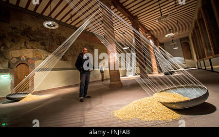 Francfort-sur-Main, Allemagne. Mar 12, 2016. Un visiteur examine le projet d'installation d'art 'Abbondanza" par l'artiste Johannes Pfeiffer pendant les 'Luminale' festival de la lumière à la Karmeliterkloster monastère à Francfort-sur-Main, Allemagne, 12 mars 2016. Tous les deux ans, les artistes et enterpises joignent leurs forces pour l'étape 'Luminale' Festival à Francfort. Photo : Alexander Heinl/dpa/Alamy Live News Banque D'Images