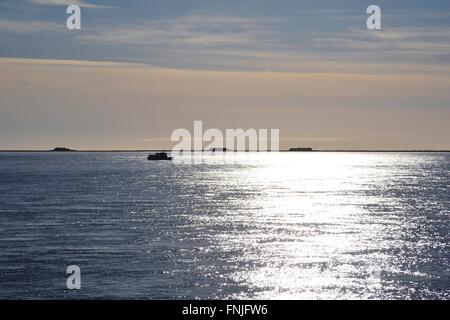 La mer des Wadden, baignant dans la lumière du soleil avec un navire et de l'habitation à partir de monticules de la petite île Langeness sur l'horizon, 7 novembre 2010 Banque D'Images