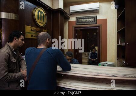 Le Caire, Égypte. Mar 15, 2016. Les gens échangent de l'argent à un marché noir service de change Bureau du Caire, capitale de l'Égypte, le 15 mars 2016. La Banque centrale d'Égypte (CBE) dévalué les livres égyptiennes à 8,85 $ par dollar de 7,73 et pompé 200 millions de dollars dans une vente aux enchères exceptionnelle lundi. ?'c'est une tentative positive pour rééquilibrer les marchés après le marché noir s'est récemment développée," a déclaré Rashad Abdo, experte en économie et directeur de l'Egyptien Forum pour les études économiques. © Meng Tao/Xinhua/Alamy Live News Banque D'Images