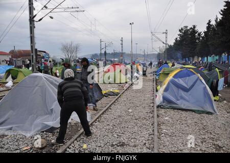 Idomeni, Grèce. 14Th Mar, 2016. Mettre les réfugiés sur leurs tentes en plastique à l'Greek-Macedonian Idomeni près de la frontière, le 14 mars 2016. © Remy Vlachos/CTK Photo/Alamy Live News Banque D'Images