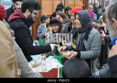 Idomeni, Grèce. 14Th Mar, 2016. Volontaires distribuent de la soupe et du pain pour les réfugiés à la Greek-Macedonian Idomeni près de la frontière, le 14 mars 2016. © Remy Vlachos/CTK Photo/Alamy Live News Banque D'Images