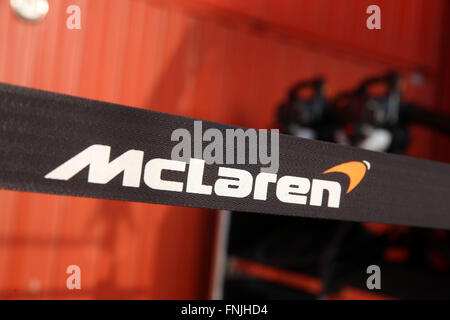 Barcelone, Espagne. Feb 23, 2016. L'équipe de garage McLaren vu au cours de la session de formation pour la prochaine saison de Formule 1 au circuit de Barcelone, Plaça de Catalunya à Barcelone, Espagne, 23 février 2016. Photo : Jens Buettner/dpa/Alamy Live News Banque D'Images