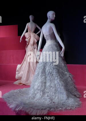 San Francisco, Californie, USA. 10 Mar, 2016. La robe portée par l'actrice américaine Amy Adams au cours de l'Academy Awards 2013 (avant) et la robe rose porté par le chanteur Taylor Swift pour le New York Gala a rencontré en 2014, sont exposés au "Oscar de la Renta : la rétrospective", à San Francisco, Californie, USA, 10 mars 2016. L'exposition est présentée du 12 mars au 30 mai 2016 au Musée de Young à San Francisco. Photo : BARBARA MUNKER/DPA - PAS DE FIL - SERVICE/dpa/Alamy Live News Banque D'Images