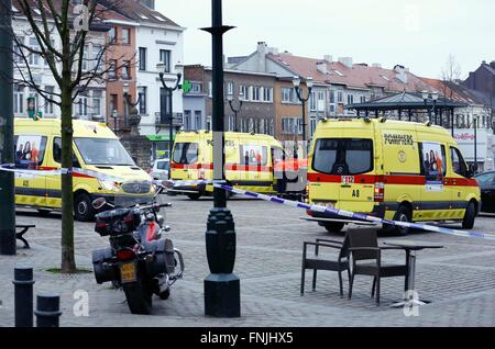 Bruxelles, Belgique. Mar 15, 2016. Les agents de police garde à un carrefour sur le site d'un tournage en forêt, Bruxelles, Belgique, le 15 mars 2016. Un policier a été blessé mardi après-midi lors d'une fusillade au cours d'un raid dans un appartement à Bruxelles, il serait rattaché à la Paris attaques de terreur. Credit : Ye Pingfan/Xinhua/Alamy Live News Banque D'Images