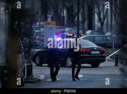 Bruxelles, Belgique. Mar 15, 2016. Les agents de police garde à un carrefour sur le site d'un tournage en forêt, Bruxelles, Belgique, le 15 mars 2016. Un policier a été blessé mardi après-midi lors d'une fusillade au cours d'un raid dans un appartement à Bruxelles, il serait rattaché à la Paris attaques de terreur. Credit : Ye Pingfan/Xinhua/Alamy Live News Banque D'Images