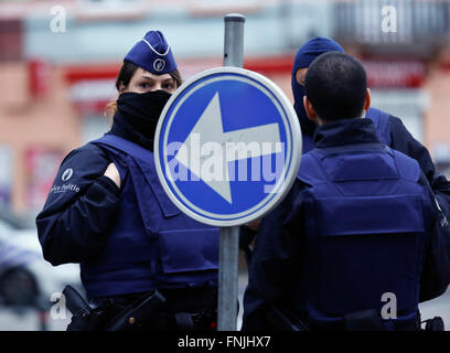 Bruxelles, Belgique. Mar 15, 2016. Les agents de police garde à un carrefour sur le site d'un tournage en forêt, Bruxelles, Belgique, le 15 mars 2016. Un policier a été blessé mardi après-midi lors d'une fusillade au cours d'un raid dans un appartement à Bruxelles, il serait rattaché à la Paris attaques de terreur. Credit : Ye Pingfan/Xinhua/Alamy Live News Banque D'Images