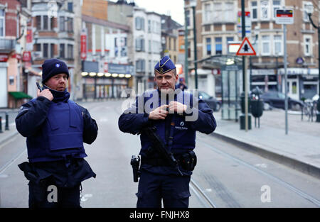 Bruxelles, Belgique. Mar 15, 2016. Les agents de police garde à un carrefour sur le site d'un tournage en forêt, Bruxelles, Belgique, le 15 mars 2016. Un policier a été blessé mardi après-midi lors d'une fusillade au cours d'un raid dans un appartement à Bruxelles, il serait rattaché à la Paris attaques de terreur. Credit : Ye Pingfan/Xinhua/Alamy Live News Banque D'Images