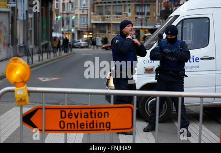 Bruxelles, Belgique. Mar 15, 2016. Les agents de police garde à un carrefour sur le site d'un tournage en forêt, Bruxelles, Belgique, le 15 mars 2016. Un policier a été blessé mardi après-midi lors d'une fusillade au cours d'un raid dans un appartement à Bruxelles, il serait rattaché à la Paris attaques de terreur. Credit : Ye Pingfan/Xinhua/Alamy Live News Banque D'Images