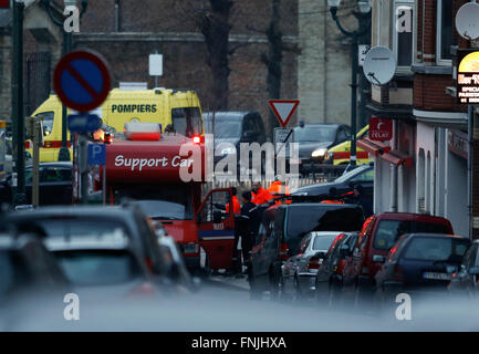 Bruxelles, Belgique. Mar 15, 2016. Les agents de police garde à un carrefour sur le site d'un tournage en forêt, Bruxelles, Belgique, le 15 mars 2016. Un policier a été blessé mardi après-midi lors d'une fusillade au cours d'un raid dans un appartement à Bruxelles, il serait rattaché à la Paris attaques de terreur. Credit : Ye Pingfan/Xinhua/Alamy Live News Banque D'Images