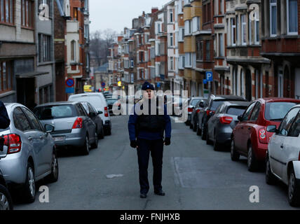 Bruxelles, Belgique. Mar 15, 2016. Les agents de police garde à un carrefour sur le site d'un tournage en forêt, Bruxelles, Belgique, le 15 mars 2016. Un policier a été blessé mardi après-midi lors d'une fusillade au cours d'un raid dans un appartement à Bruxelles, il serait rattaché à la Paris attaques de terreur. Credit : Ye Pingfan/Xinhua/Alamy Live News Banque D'Images