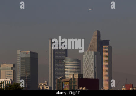 La ville de Mexico, Mexique. Mar 15, 2016. Les bâtiments sont vus dans le smog de la ville de Mexico, capitale du Mexique, le 15 mars 2016. Gouvernement de la ville de Mexico a ordonné de restriction de la circulation sur le mardi et a recommandé les gens à rester à l'intérieur en raison de graves problèmes de pollution de l'air, l'émission de son deuxième plus haut niveau de l'ozone pour l'avertissement d'alerte pour la première fois en 13 ans. Credit : Alejandro Ayala/Xinhua/Alamy Live News Banque D'Images