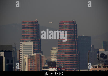 La ville de Mexico, Mexique. Mar 15, 2016. Les bâtiments sont vus dans le smog de la ville de Mexico, capitale du Mexique, le 15 mars 2016. Gouvernement de la ville de Mexico a ordonné de restriction de la circulation sur le mardi et a recommandé les gens à rester à l'intérieur en raison de graves problèmes de pollution de l'air, l'émission de son deuxième plus haut niveau de l'ozone pour l'avertissement d'alerte pour la première fois en 13 ans. Credit : Alejandro Ayala/Xinhua/Alamy Live News Banque D'Images