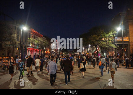 Austin, TX USA 12 au 19 mars 2016. La foule prend le relais de la 6ème rue. La 6ème rue est l'endroit où les bars et clubs sont principalement localisés. Chaque club dispose d'une partie ou de la musique live jouée. La plupart de ces clubs sont ouverts au public et d'un badge SXSW n'est pas nécessaire pour entrer, à moins qu'il est réservé pour une soirée privée. C'est là que les habitants viennent de célébrer SXSW. (C) Jon-Paul Jones/Alamy Live News Banque D'Images