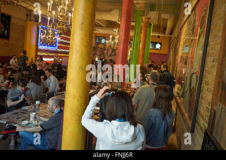 Austin, TX USA 12ème -19ème mars 2016. La célèbre société Voodoo Donuts est loin de donner des beignes et du café pour les détenteurs d'un insigne de SXSW tous les matins du festival entre 7h et 9h sur la 6ème rue à Austin TX, USA (c) Jon-Paul Jones/Alamy Live News Banque D'Images