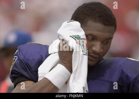Tampa, Floride, USA. 10 Sep, 2006. 10 septembre 2006, à Tampa, FL, USA ; Baltimore Ravens quarterback Steve McNair essuie le visage à l'écart pendant les Ravens 27-0 victoire contre les Tampa Bay Buccaneers chez Raymond James Stadium. ZUMA Press/Scott A. Miller © Scott A. Miller/ZUMA/Alamy Fil Live News Banque D'Images