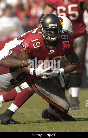 4 novembre 2007 - Tampa, Florida, UNITED STATES - 4 novembre 2007, à Tampa, FL, USA ; Tampa Bay Buccaneers .récepteur (19) Ike Hilliard est abordé par Arizona Cardinals defender (97) au cours de l'APCE Calvin Bucs' 17-10 gagner les cardinaux chez Raymond James Stadium. ..ZUMA Press/Scott A. Miller (crédit Image : © Scott A. Miller via Zuma sur le fil) Banque D'Images