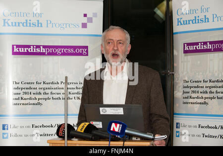 Londres, Royaume-Uni. 15 mars, 2016. Leaderr Jeremy Corbyn teh de l'adressage du parti Progrès kurde Newroz réception et cérémonie de remise des prix de Portcullis House, le Parlement. Credit : Prixpics/Alamy Live News Banque D'Images