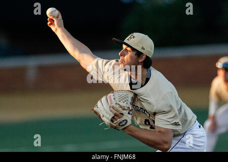 Winston-Salem, NC, USA. Mar 15, 2016. John Mc Carren (45) de la Wake Forest Demon diacres presse NCAA match de baseball entre le point haut des panthères et Wake Forest Demon diacres à David F. Table Ballpark à Winston-Salem, NC. Scott Kinser/CSM/Alamy Live News Banque D'Images