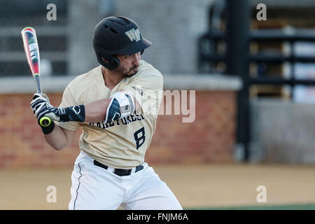 Winston-Salem, NC, USA. Mar 15, 2016. Joey Rodriguez (8) de la Wake Forest Demon diacres dans la NCAA match de baseball entre le point haut des panthères et Wake Forest Demon diacres à David F. Table Ballpark à Winston-Salem, NC. Scott Kinser/CSM/Alamy Live News Banque D'Images