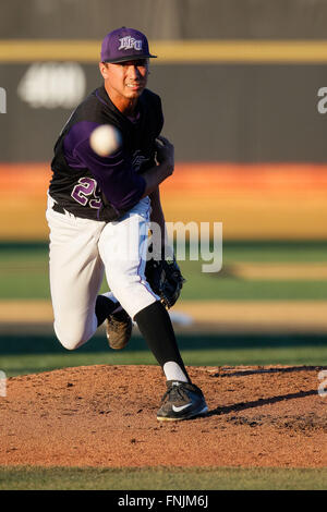 Winston-Salem, NC, USA. Mar 15, 2016. Michael Hennessey (25) de l'apogée des Panthères obtient le départ pour le match de baseball NCAA entre le point haut des panthères et Wake Forest Demon diacres à David F. Table Ballpark à Winston-Salem, NC. Scott Kinser/CSM/Alamy Live News Banque D'Images