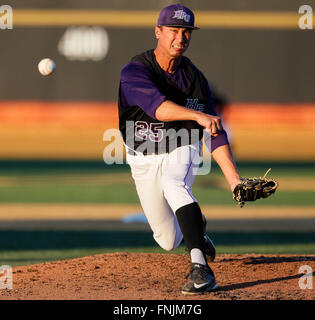 Winston-Salem, NC, USA. Mar 15, 2016. Michael Hennessey (25) de l'apogée des Panthères obtient le départ pour le match de baseball NCAA entre le point haut des panthères et Wake Forest Demon diacres à David F. Table Ballpark à Winston-Salem, NC. Scott Kinser/CSM/Alamy Live News Banque D'Images