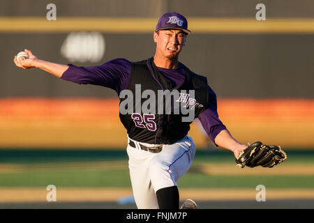 Winston-Salem, NC, USA. Mar 15, 2016. Michael Hennessey (25) de l'apogée des Panthères obtient le départ pour le match de baseball NCAA entre le point haut des panthères et Wake Forest Demon diacres à David F. Table Ballpark à Winston-Salem, NC. Scott Kinser/CSM/Alamy Live News Banque D'Images