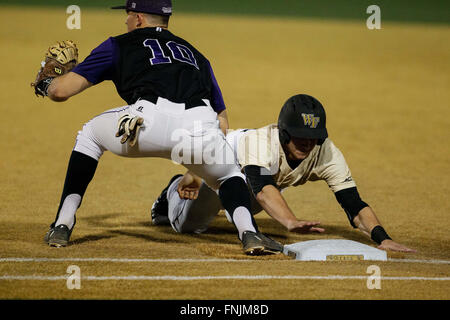 Winston-Salem, NC, USA. Mar 15, 2016. Match de baseball NCAA entre le point haut des panthères et Wake Forest Demon diacres à David F. Table Ballpark à Winston-Salem, NC. Scott Kinser/CSM/Alamy Live News Banque D'Images