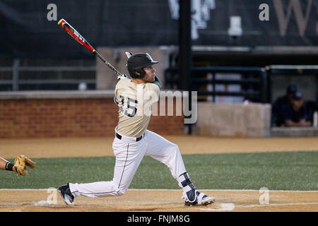 Winston-Salem, NC, USA. Mar 15, 2016. Logan Harvey (15) de la Wake Forest Demon diacres dans la NCAA match de baseball entre le point haut des panthères et Wake Forest Demon diacres à David F. Table Ballpark à Winston-Salem, NC. Scott Kinser/CSM/Alamy Live News Banque D'Images