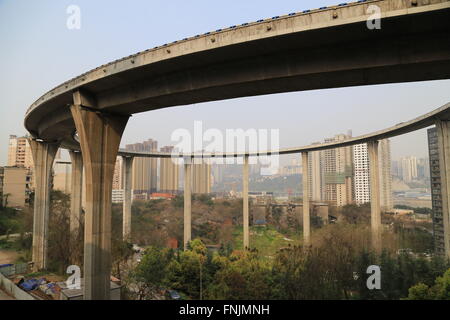 Chongqing, Chongqing, CHN. Mar 15, 2016. Chongqing, Chine - 15 mars 2016 : (usage éditorial uniquement. Chine OUT) Le filtre est de 72 mètres de haut, étroit et spirale, et fait penser à une montagne russe. © SIPA Asie/ZUMA/Alamy Fil Live News Banque D'Images