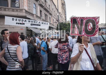 Buenos Aires, Buenos Aires, Argentine. Mar 15, 2016. Alors que le débat du Congrès l'accord du gouvernement du président Mauricio Macri obtenus avec les soi-disant fonds vautours, environ 20000 personnes se rassemblent devant le Congrès pour protester. © Patricio Murphy/ZUMA/Alamy Fil Live News Banque D'Images