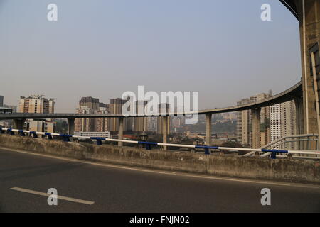 Chongqing, Chongqing, CHN. Mar 15, 2016. Chongqing, Chine - 15 mars 2016 : (usage éditorial uniquement. Chine OUT) Le filtre est de 72 mètres de haut, étroit et spirale, et fait penser à une montagne russe. © SIPA Asie/ZUMA/Alamy Fil Live News Banque D'Images