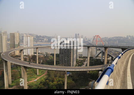 Chongqing, Chongqing, CHN. Mar 15, 2016. Chongqing, Chine - 15 mars 2016 : (usage éditorial uniquement. Chine OUT) Le filtre est de 72 mètres de haut, étroit et spirale, et fait penser à une montagne russe. © SIPA Asie/ZUMA/Alamy Fil Live News Banque D'Images