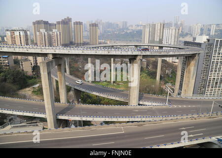 Chongqing, Chongqing, CHN. Mar 15, 2016. Chongqing, Chine - 15 mars 2016 : (usage éditorial uniquement. Chine OUT) Le filtre est de 72 mètres de haut, étroit et spirale, et fait penser à une montagne russe. © SIPA Asie/ZUMA/Alamy Fil Live News Banque D'Images